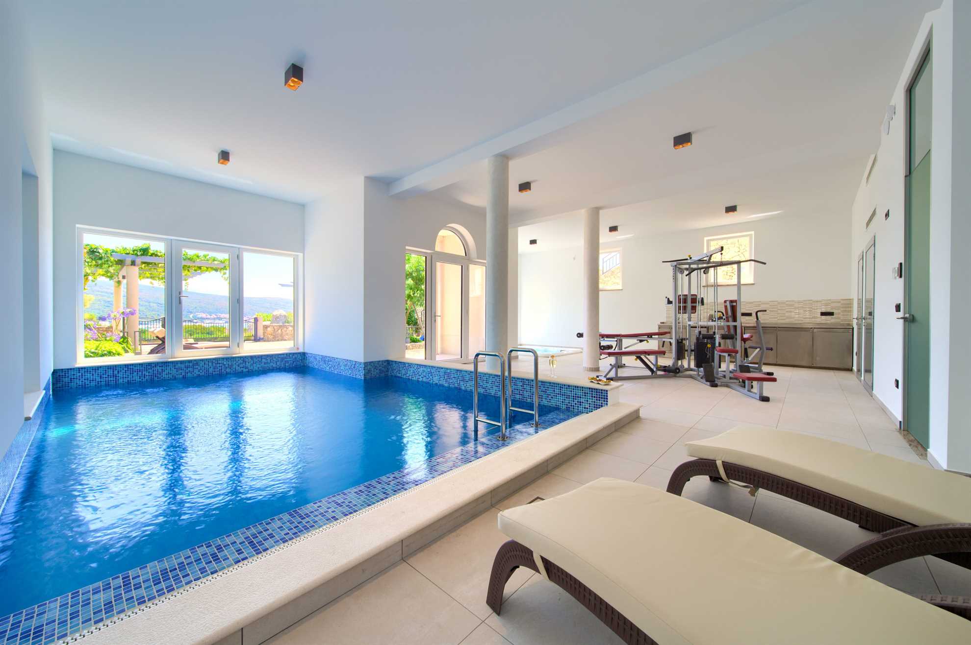 Room in an apartment with a swimming pool and gym, with access to a terrace overlooking the sea