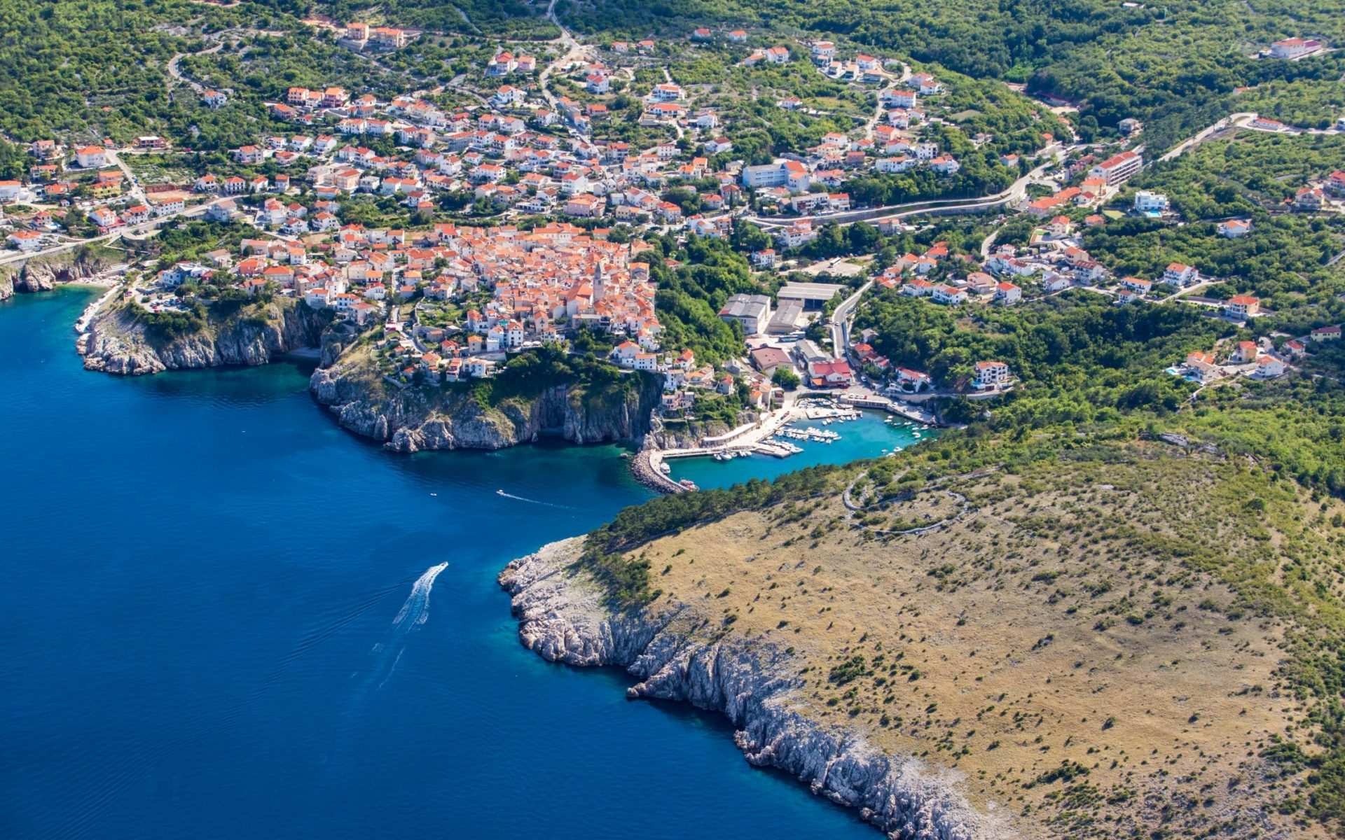 Die Stadt Vrbnik auf einer Klippe über dem Meer.