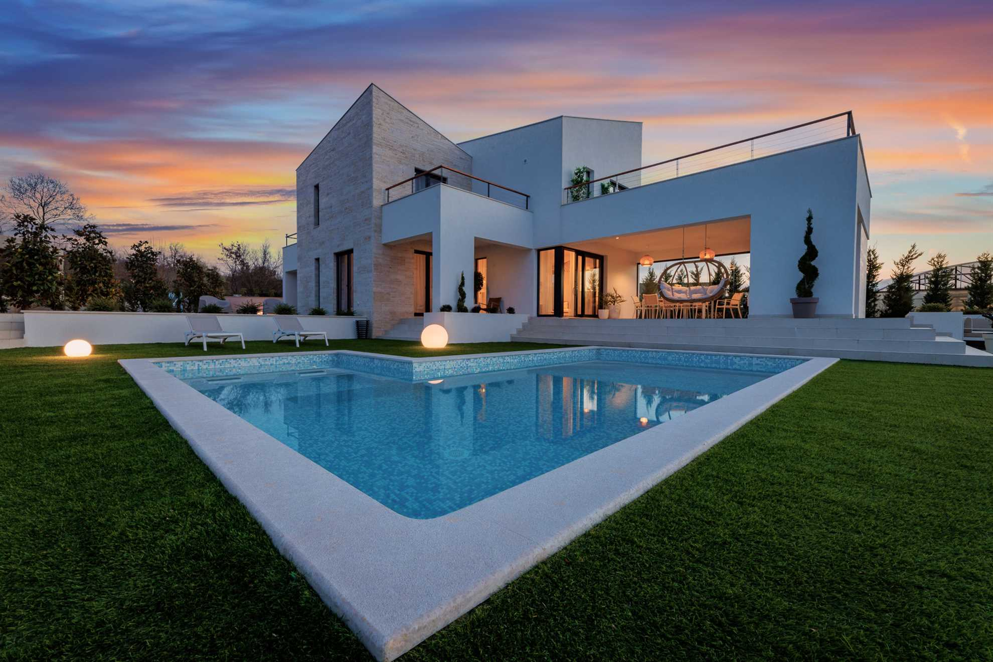 Villa CASA LEI with heated pool at dusk