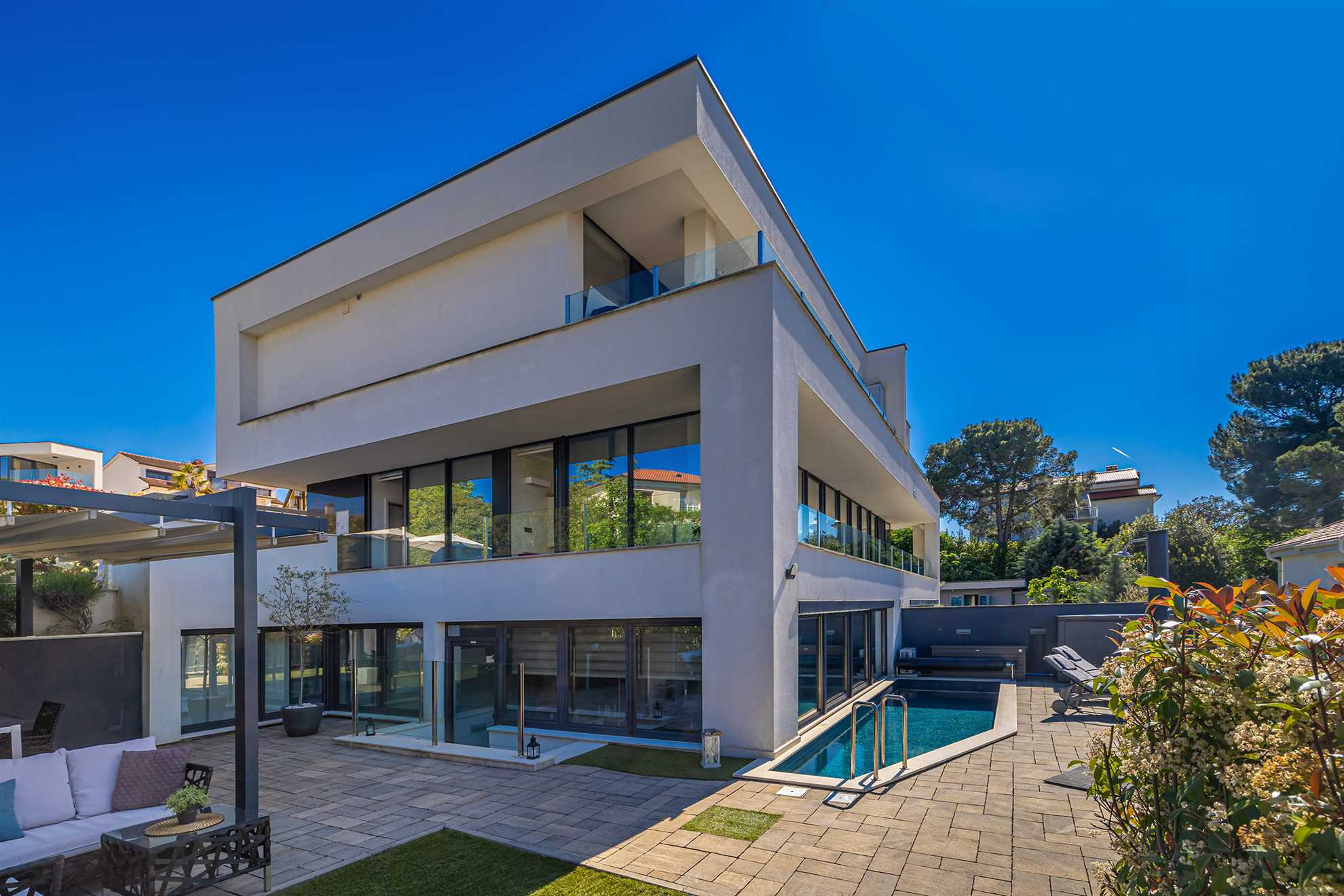 Modernes Apartment AQUAVISTA mit privatem Pool in Malinska.