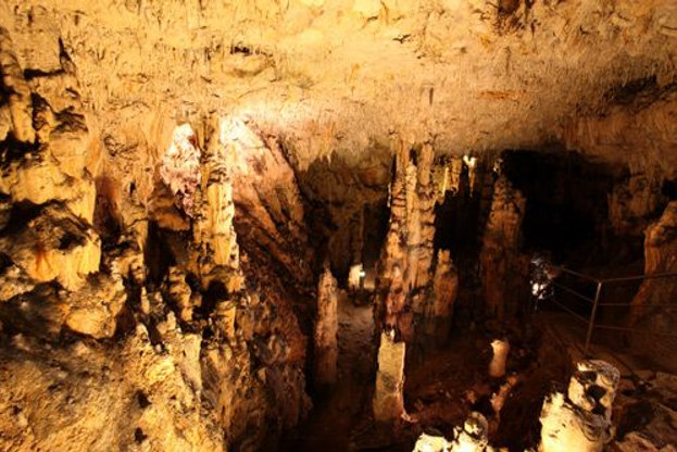 Špilja Biserujska sa stalaktitima i stalagmitima.