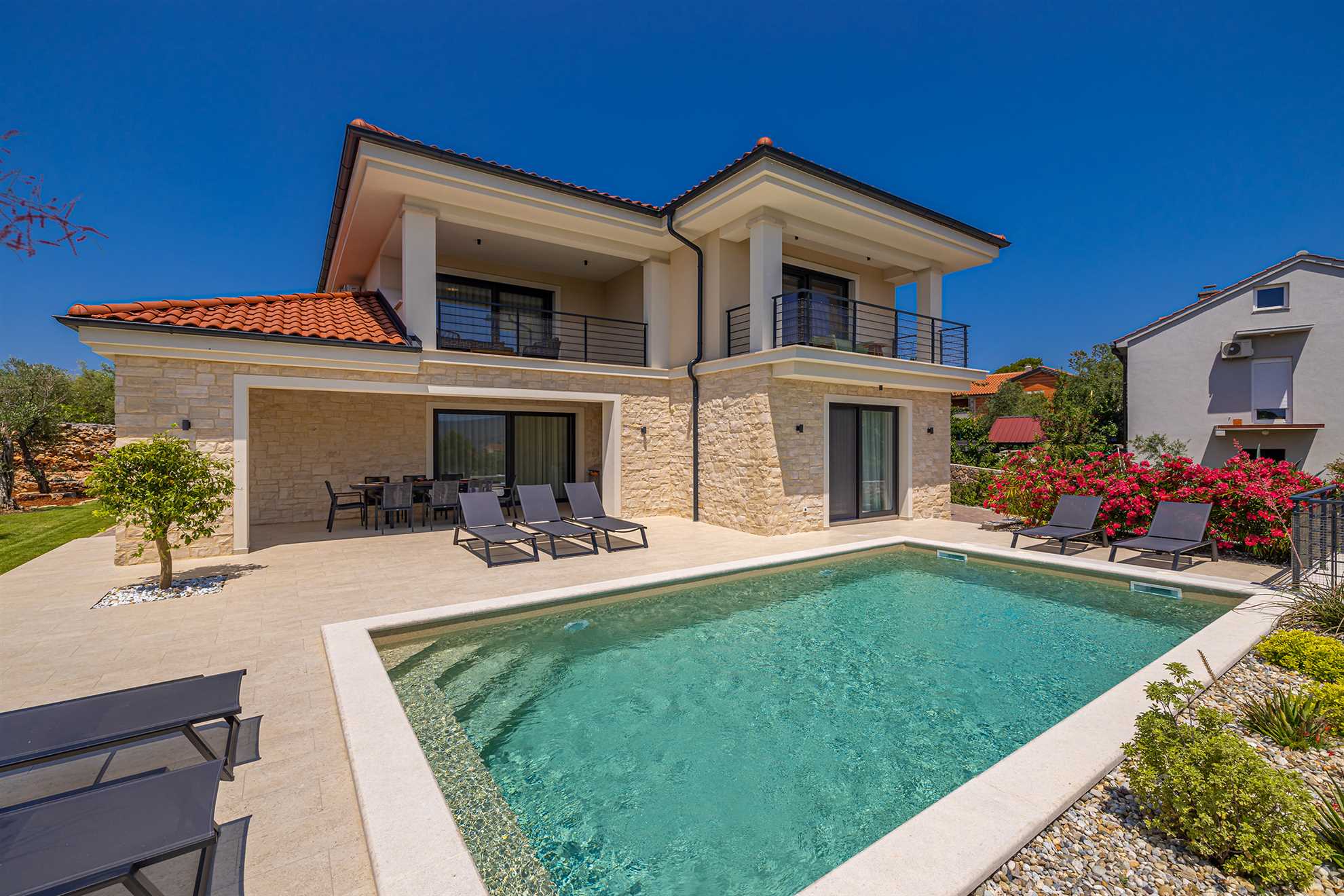 Villa LA RESIDENCE OLIVETTE in Kornić mit Pool, Sonnenliegen und gepflegtem Innenhof.