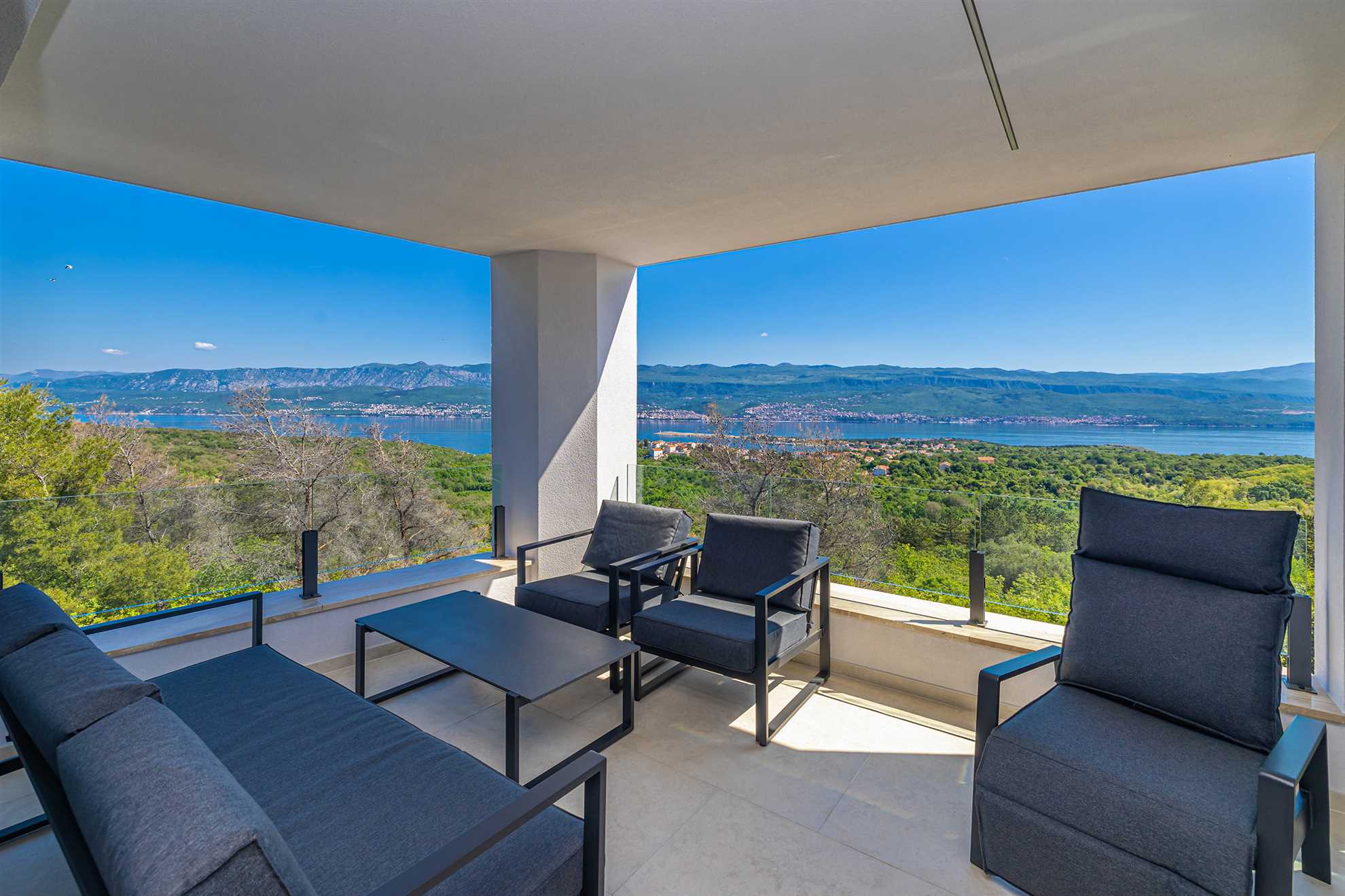 Terrasse der Seaside Apartments mit Blick auf das Meer und die Kvarner Bucht
