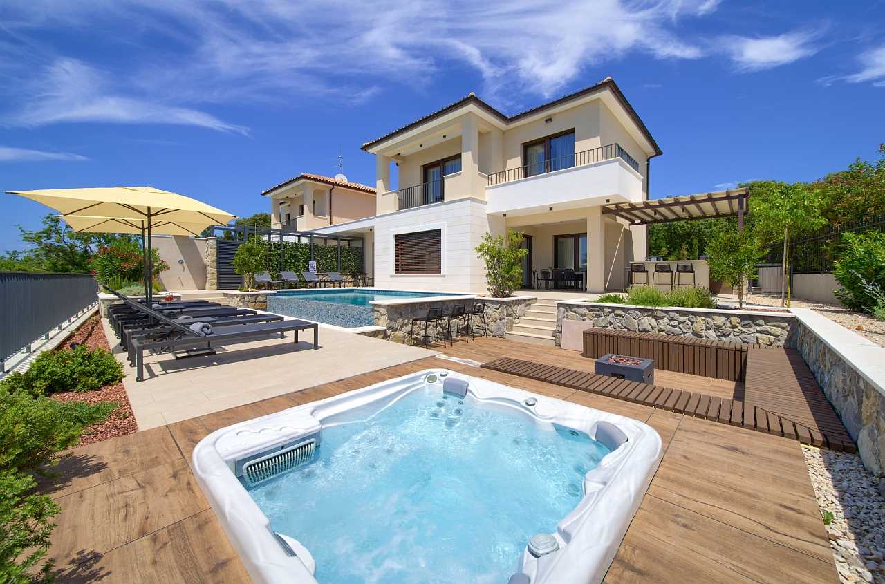 Luxury Villa Lord with outdoor pool, jacuzzi and sun loungers