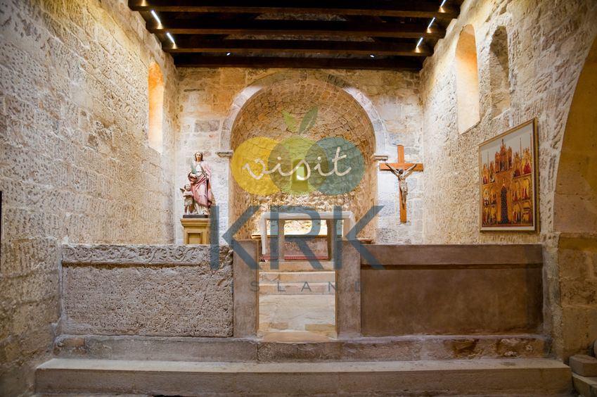 Innenraum der Kirche der Heiligen Lucia in Jurandvor mit Statuen und Altar