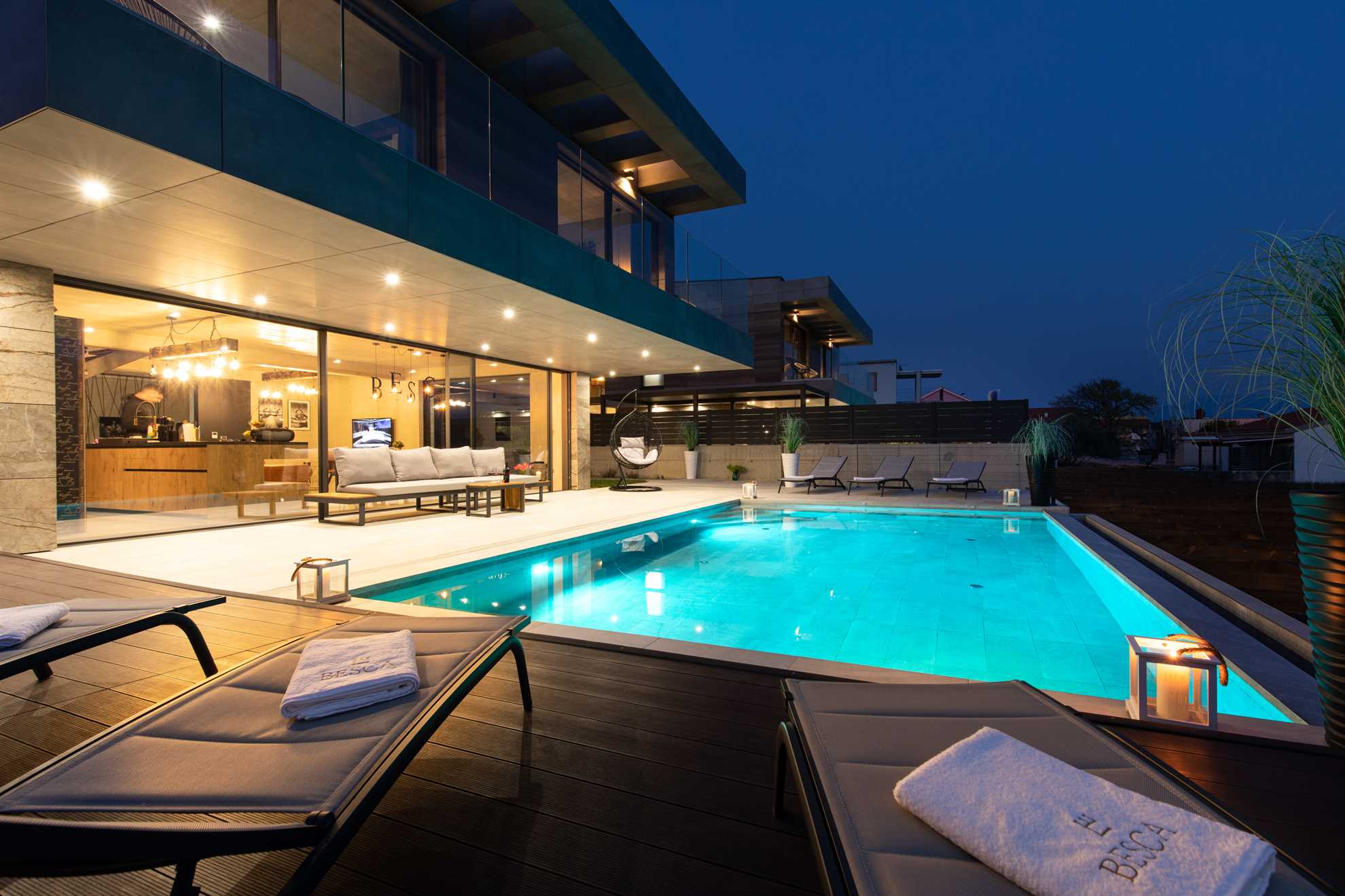 Moderne Villa BESCA mit beleuchtetem Pool in den Abendstunden