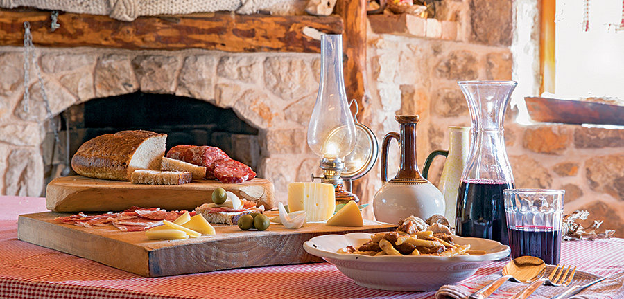 Food and drinks served on the table