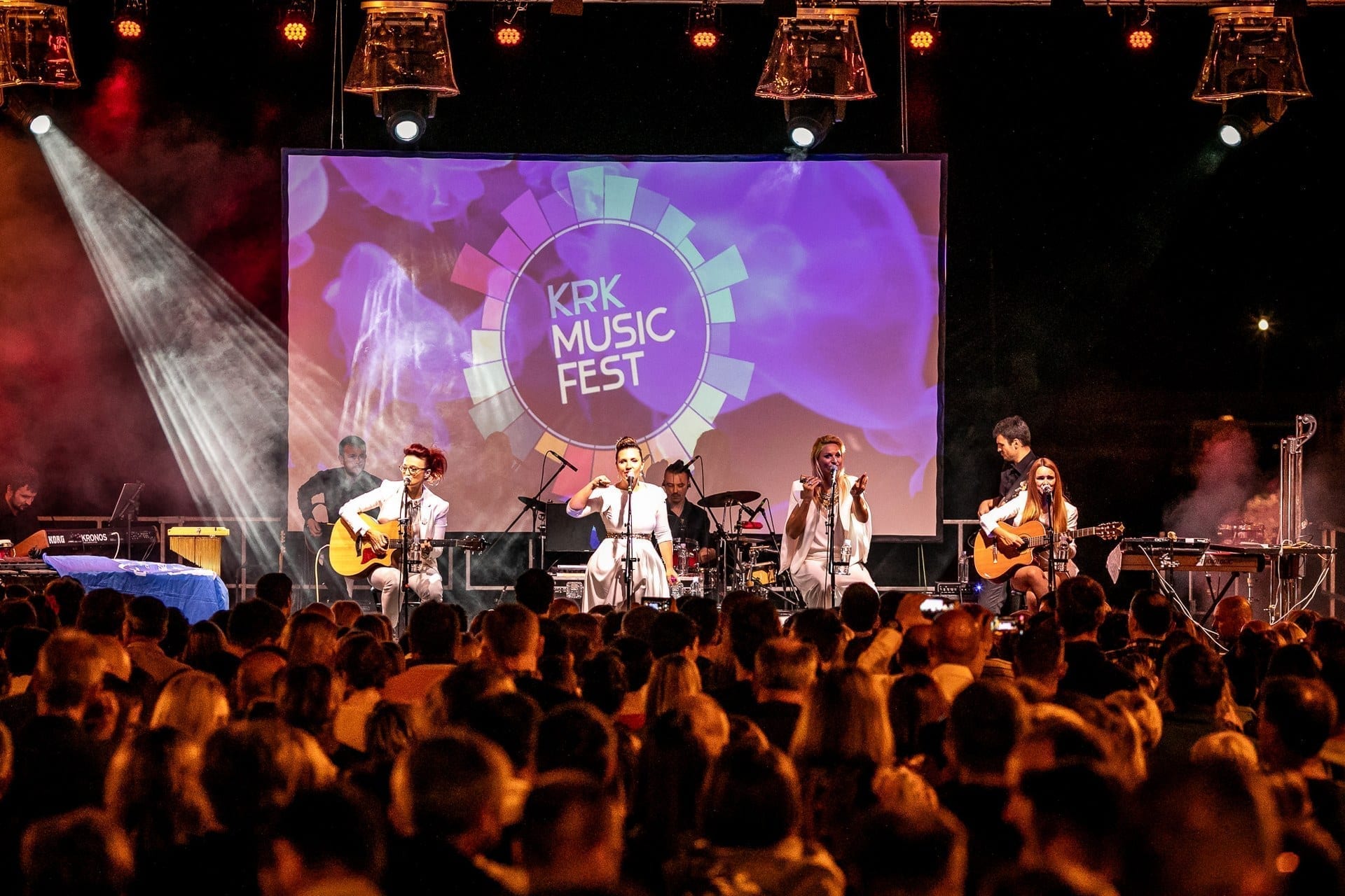 Publika uživa na koncertu povodom krčkog glazbenog festivala