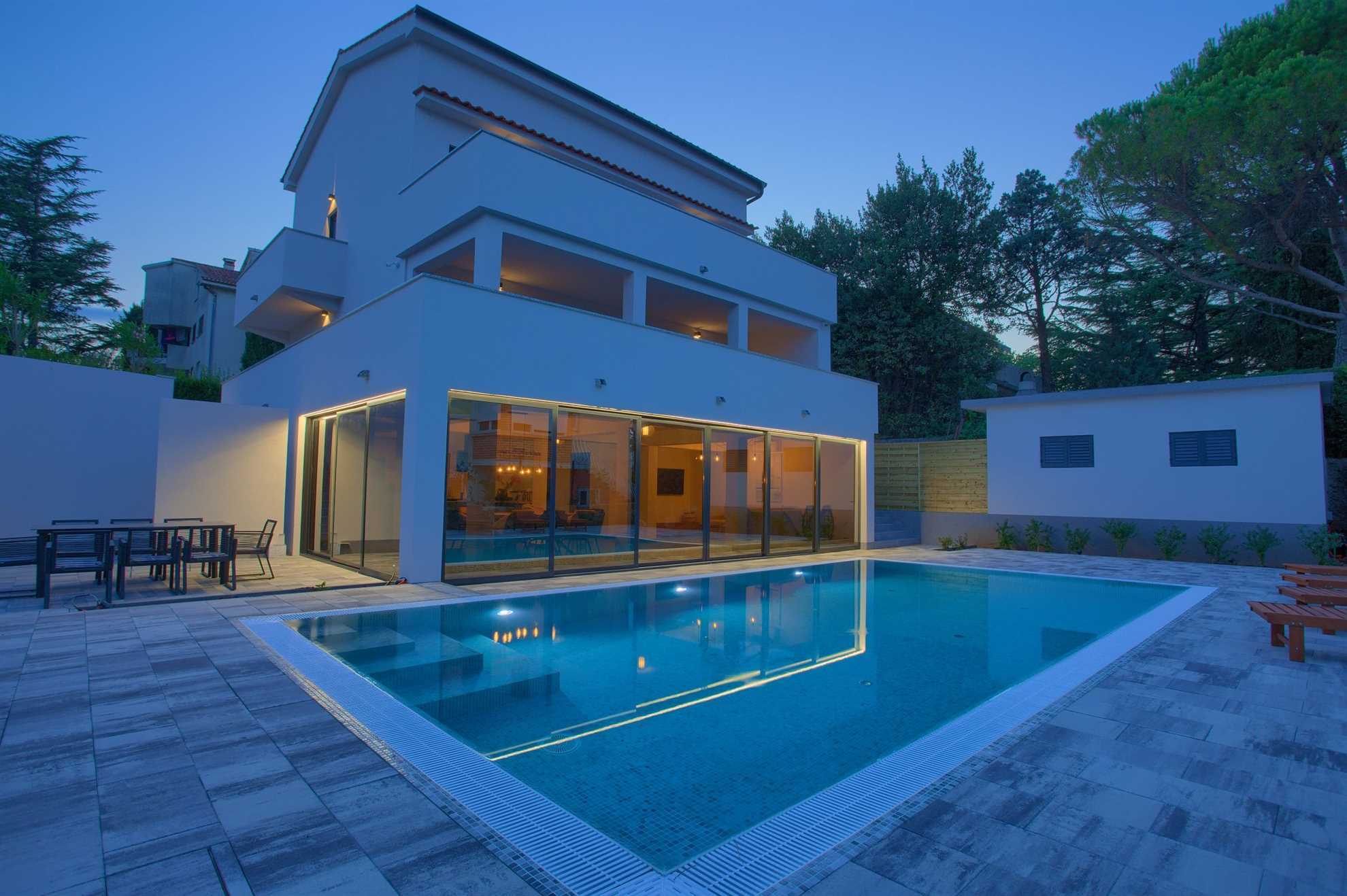 Holiday home with a swimming pool and sun loungers